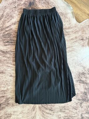 Elegant Black Pleated Midi Skirt with Elastic Waistband